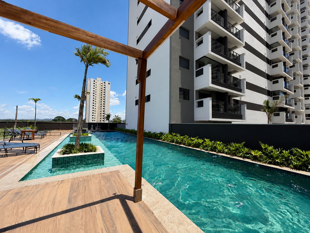 Piscina descoberta com solário