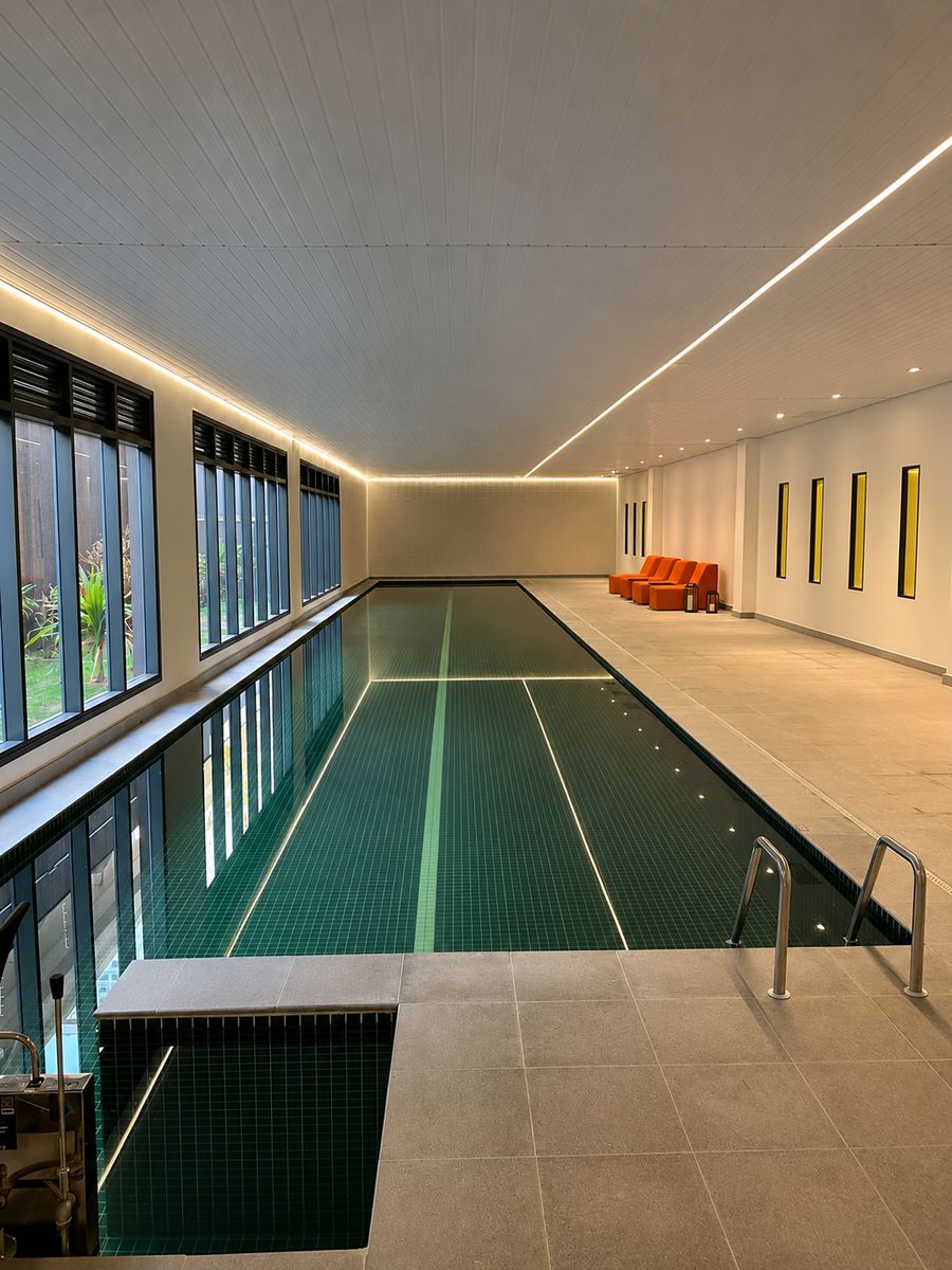 Piscina coberta climatizada do Vision Colinas